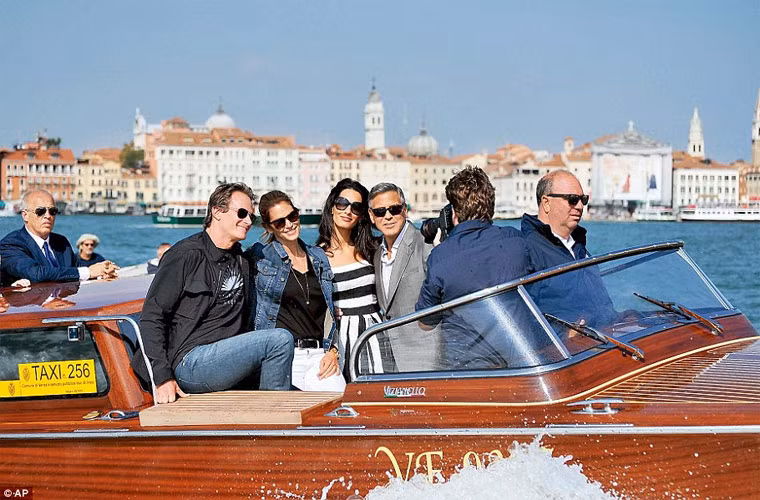 Vợ chồng Clooney và siêu mẫu Cindy Crawford đi chơi trước hôm cưới 1 ngày.