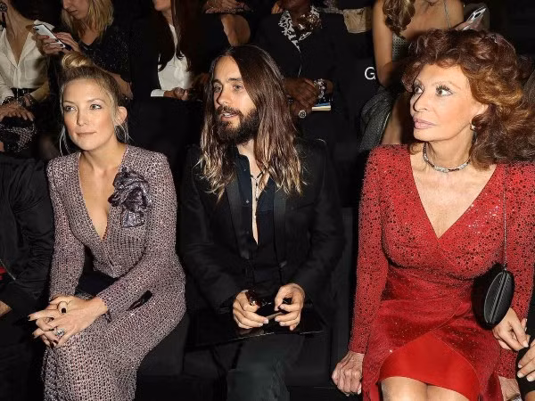 Sắc đẹp trời phú cộng với gu ăn mặc và biết cách chăm sóc, nên dù đã bát thập, nhưng trông Sophia Loren vẫn vô cùng quyến rũ, và ai cũng khen bà trẻ hơn so với tuổi. Ngoài điện ảnh, Sophia rất quan tâm tới thời trang và thường xuyên có mặt tại những sự kiện thời trang danh tiếng.