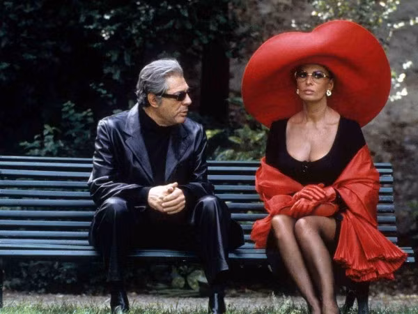 Năm 60 tuổi, Sophia vẫn rạng ngời khi đóng bộ phim "Prêt-à-Porter" của đạo diễn Robert Altman.