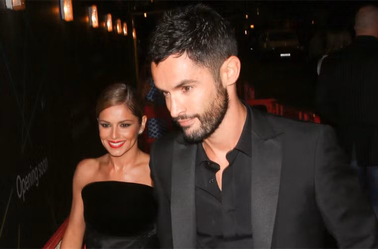 Nữ ca sĩ nổi tiếng Anh quốc Cheryl Cole hẹn hò 3 tháng. Cựu thành viên nhóm Girls Aloud kết hôn với Jean-Bernard Fernandez-Versini, một người đàn ông Pháp vào tháng 7/2014. Trước đám cưới tổ chức ở đảo Mustique, hai người mới chỉ kịp hẹn hò nhau được 3 tháng. Nữ giám khảo X Factor từng kết hôn với cầu thủ Ashley Cole. Mối tình với anh chàng cầu thủ trăng hoa khiến cô đau đáu một thời gian dài dù cả hai đã chia tay.