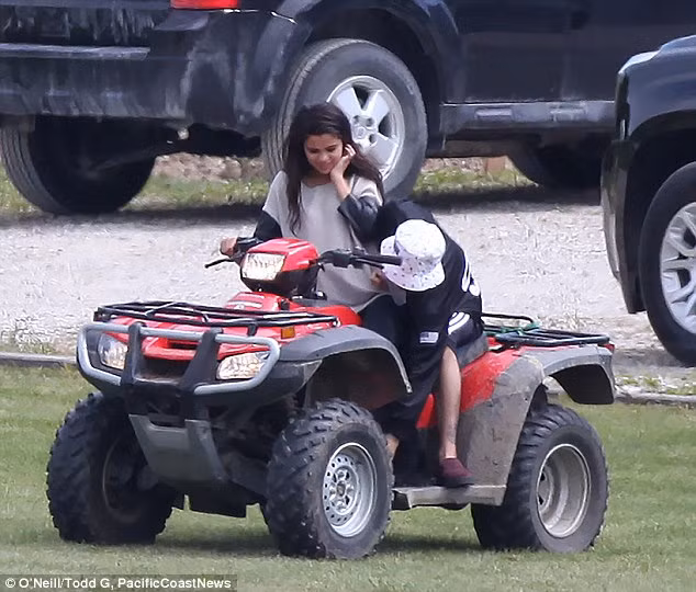 Bỏ lại những rắc rối sau lưng, hai ngôi sao ca nhạc tận hưởng cuộc sống nơi thôn quê.