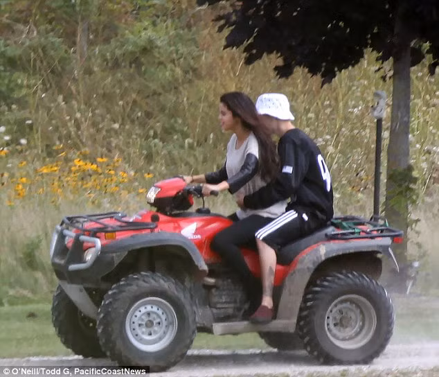 Trước khi đưa nhau về Canada chơi, Justin đã gặp rắc rối tại nhà hàng Dave & Buster's khi một người hâm mộ cố tình chụp ảnh anh và Gomez