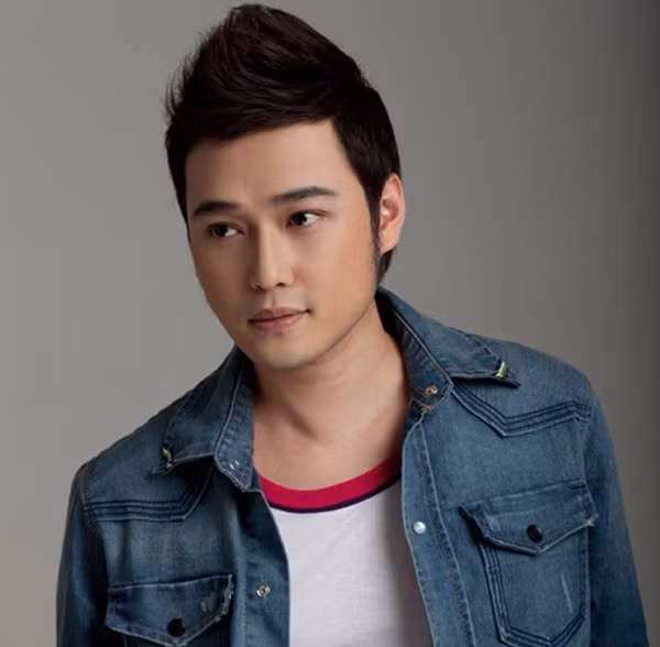 Có nhiều nguồn tin từng khẳng định, Quang Vinh và nhà thiết kế Lý Quý Khánh là một cặp. Trong khi Công Vinh không nói gì về vấn đề này thì Lý Quý Khánh có lần từng chia sẻ: "Nếu nói là người yêu thì cũng không đúng, mối quan hệ giữa chúng tôi còn thân hơn cả tình yêu. Bởi vì, người yêu thì còn có những chuyện che giấu nhau, còn giữa tôi và Vinh không giấu nhau bất cứ chuyện gì. Chúng tôi, chia sẻ với nhau tất cả mọi chuyện. Đặc biệt, quen biết nhau 7 năm, quá gắn bó nên mối quan hệ giữa chúng tôi còn hơn là tình yêu. Còn nếu gọi là gì thì trong từ điển Tiếng Việt chưa có".