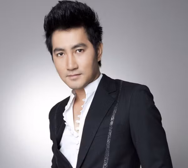 Trước nhiều tin đồn về giới tính, nói về cuộc sống riêng, Phi Hùng chia sẻ một cách lấp lửng: "Tôi thì cần một góc riêng cho mình để giữ lại những điều mà tôi nghĩ không nhất thiết phải chia sẻ với nhiều người.