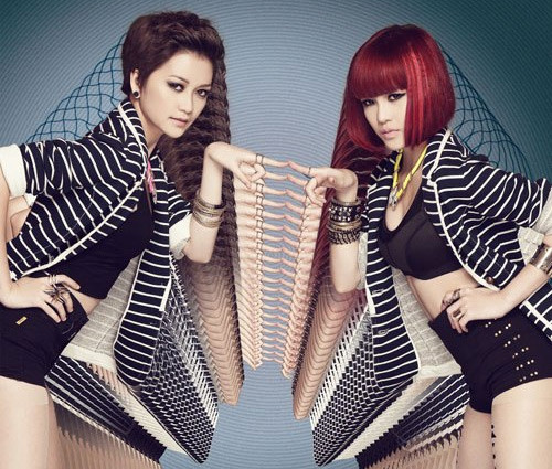 Thiều Bảo Trang thành danh từ cuộc thi Giọng hát Việt mùa đầu tiên, nhưng tài năng của cô không được bàn tới nhiều như những ồn ào tình cảm đồng giới với nhạc sĩ Phương Uyên. Sự hỗ trợ đắc lực của Phương Uyên là bàn đạp để Thiều Bảo Trang tiến sâu vào showbiz, và sau đó là đưa cô em gái Thiều Bảo Trâm vào êm như ru.