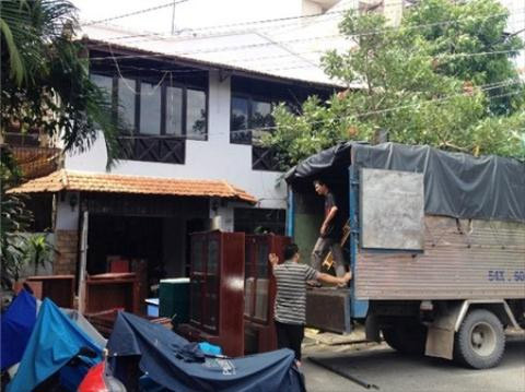 Đồ đạc trong nhà nghệ sĩ Chánh Tín được xếp lên xe. (Ảnh: Phương Nguyễn).