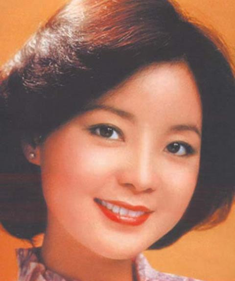 Đặng Lệ Quân, giọng ca nổi tiếng làng giải trí Hong Kong, tiếng hát của cô gắn liền với những tác phẩm bất hủ như "Ánh trăng nói hộ lòng tôi", "Mùa thu lá bay"... Thể chất yếu đuối, lại không gặp may mắn trong chuyện tình cảm, ở tuổi 42, Đặng Lệ Quân ra đi sau một cơn hen suyễn bất ngờ, để lại nỗi xót xa cho người hâm mộ.