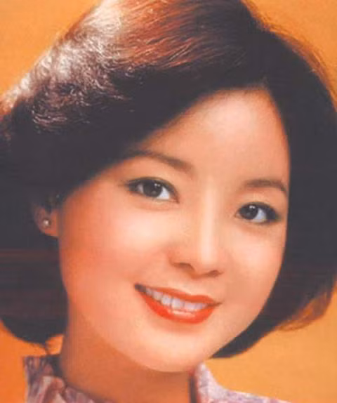 Đặng Lệ Quân, giọng ca nổi tiếng làng giải trí Hong Kong, tiếng hát của cô gắn liền với những tác phẩm bất hủ như "Ánh trăng nói hộ lòng tôi", "Mùa thu lá bay"... Thể chất yếu đuối, lại không gặp may mắn trong chuyện tình cảm, ở tuổi 42, Đặng Lệ Quân ra đi sau một cơn hen suyễn bất ngờ, để lại nỗi xót xa cho người hâm mộ.