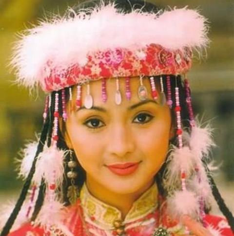 Lưu Đan từng để lại ấn tượng đẹp trong lòng khán giả với vai Hàm Hương Công chúa trong bộ phim "Hoàn Châu cách cách". Sắc nước hương trời nhưng số phận lại bạc bẽo, cô ra đi ở tuổi 25, khi đang trên đường đi làm từ thiện.