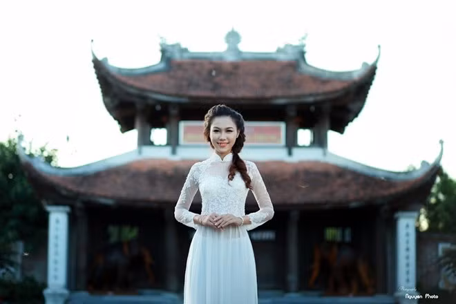 Nguyễn Thị Cẩm Nhung, 20 tuổi, đến từ Nghệ An. So với các thí sinh tham gia cuộc thi năm nay, Cẩm Nhung có chiều cao khá khiêm tốn - 1m68. Cô cũng đến với Hoa hậu Việt Nam 2014 với mục đích giao lưu, học hỏi, kết bạn với nhiều thí sinh khác.