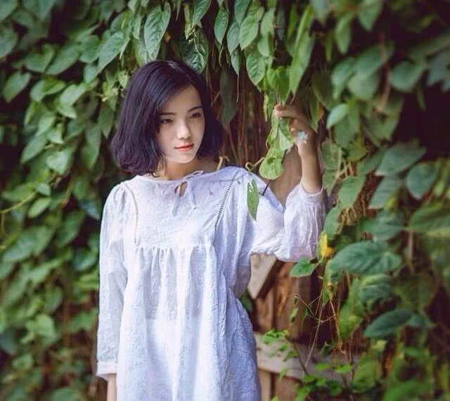 Phạm Minh Tinh, 19 tuổi, đến từ Hải Phòng. Cô cao 1m70, nặng 49 kg, số đo 3 vòng là 81 - 62 - 93. Hiện cô là sinh viên năm thứ hai trường Đại học Hải Phòng, ngành sư phạm Văn. Trước đây, cô từng ước mơ trở thành tiếp viên hàng không nhưng sau đó, vì điều kiện và nghe lời khuyên của gia đình, cô chuyển hướng sang học sư phạm.