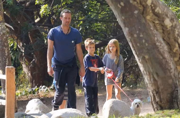 Được biết Chris Martin và Jennifer Lawrence hẹn hò nhau từ tháng 4/2014. Hai con của Chris và Gwyneth, Apple 10 tuổi và Moses 8 tuổi tỏ ra rất quấn quit tình mới của bố.