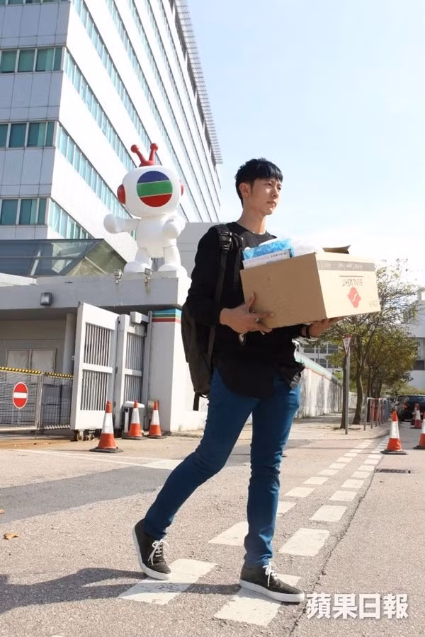 Cao Quân Hiền dọn đồ khỏi đài TVB.