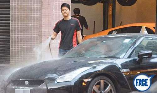 Quân Hiền đang rửa xe cho khách.