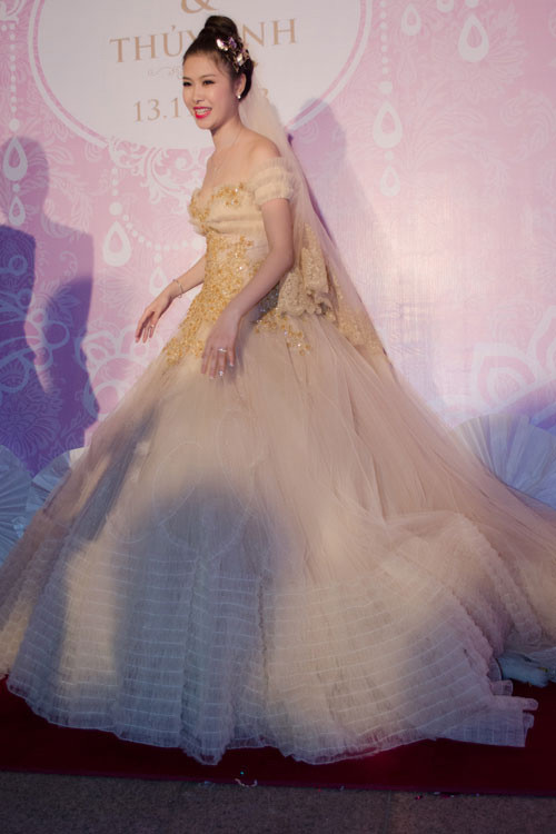 Không hoạt động trong làng giải trí nhưng gái một con Thủy Anh đầu tư không tiếc tiền cho đám cưới với người tình lâu năm - ca sĩ Đăng Khôi. Cả hai kết hôn khi đã có chung một cậu con trai xinh đẹp, vì thế Thủy Anh rất quan trọng chuyện hình thức.