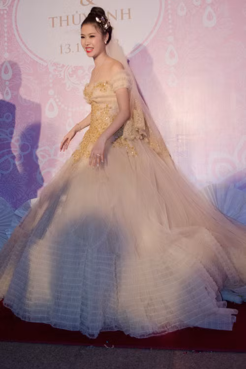 Không hoạt động trong làng giải trí nhưng gái một con Thủy Anh đầu tư không tiếc tiền cho đám cưới với người tình lâu năm - ca sĩ Đăng Khôi. Cả hai kết hôn khi đã có chung một cậu con trai xinh đẹp, vì thế Thủy Anh rất quan trọng chuyện hình thức.