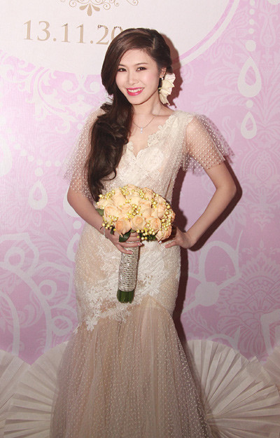 Tổng cộng cô mặc 2 chiếc váy trong buổi lễ chính, chiếc đầm màu vàng đồng cầu kỳ và lộng lẫy như nàng công chúa, và một chiếc đầm tiếp khách đuôi cá thanh lịch, quý phái. Cả hai đều là thiết kế cao cấp của nhà thiết kế người Việt Phạm Đặng Anh Thư với giá trị lên đến 250 triệu đồng.