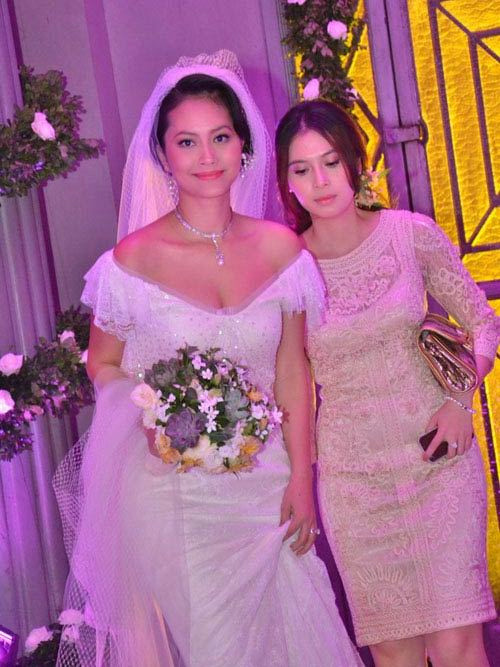 Kết hôn với một đại gia Việt kiều ở tuổi ngoài 30, Đỗ Hải Yến lựa chọn một phong cách váy cưới độc đáo và khác lạ hoàn toàn với những cô dâu showbiz khác. Cô diện một chiếc váy boho trễ vai quyến rũ và ngọt ngào của một thương hiệu Tây Ban Nha có giá hơn 200 triệu đồng.