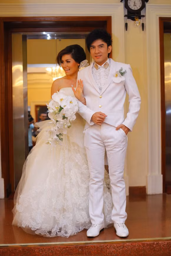 Nữ doanh nhân Thủy Tiên, vợ Đan Trường, tự tay chuẩn bị cho toàn bộ đám cưới sang trọng của mình. Với tiềm lực tài chính dồi dào, cô bỏ ra tới 11.000 USD (gần 250 triệu đồng) để sắm chiếc váy hiệu Kendall màu trắng sữa cho buổi lễ trọng đại.