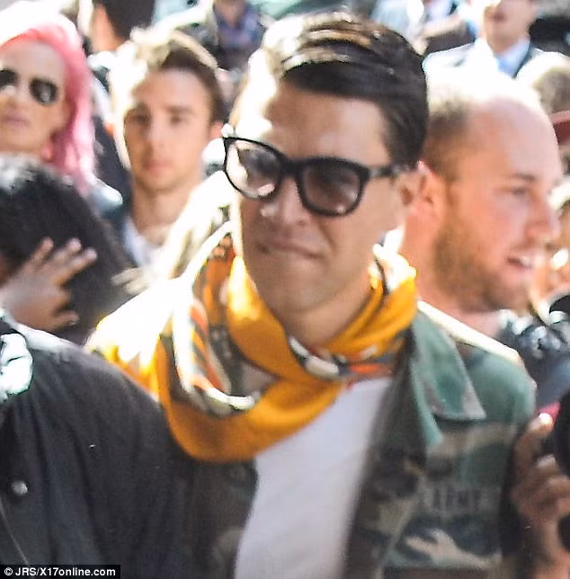 Lợi dụng lúc đó, Vitalii đã giật mạnh tóc Kim và đẩy cô suýt ngã xuống sàn trước mặt Kanye và mẹ Kim, bà Kris Jenner.