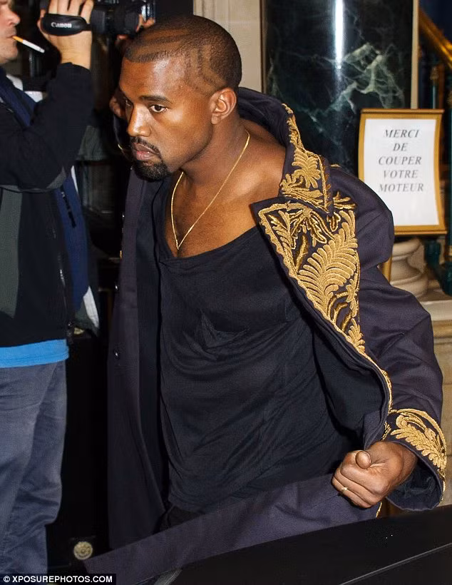 Trông Kanye West rất tức giận và tỏ ra sẵn sàng cho một trận ẩu đả với kẻ dám chạm vào vợ mình.