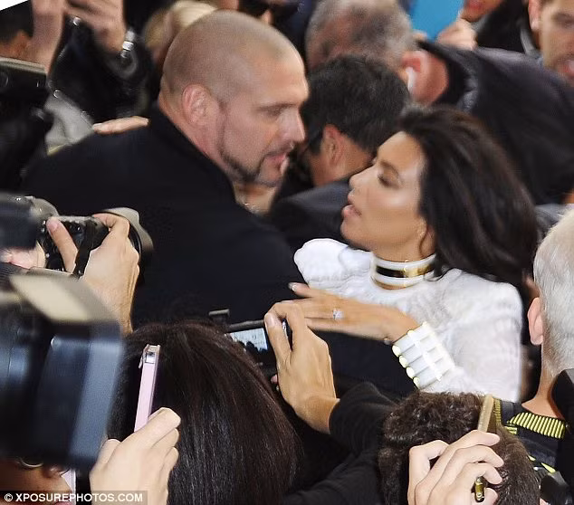 Tuy nhiên, một nguồn tin thân cận với Vitalli cho hay anh không giật tóc Kim mà chỉ ôm ngôi sao truyền hình thực tế và vệ sĩ của cô đã xô Vitalii ngã để bảo vệ Kim.