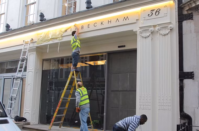 Nằm cạnh cửa hàng Jimmy Choo, shop thời trang của Vic là một trong những điểm đến yêu thích của những fashionista và người nổi tiếng.