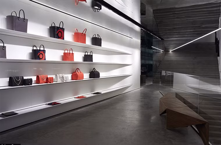 Những chiếc túi và váy trong bộ sưu tập mới nhất của nhà tạo mẫu 40 tuổi có giá từ 2500 USD (hơn 50 triệu đồng).