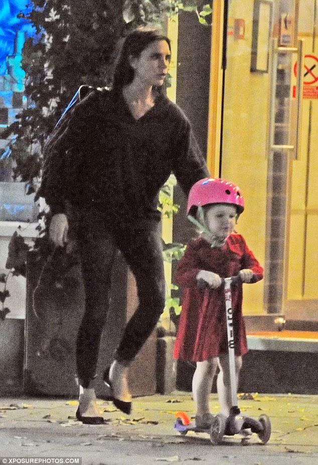 Đang bận rộn chuẩn bị ra mắt cửa hàng thời trang ở London vào ngày 25/9, nhưng Vic vẫn giành thời gian cho chồng và các con.