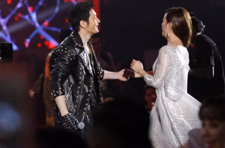 Năm nay, Triệu Vy thắng lớn tại Kim Kê lần thứ 23. Ngoài giải thưởng Kim Kê Nữ diễn viên xuất sắc cho vai diễn chính trong phim "The Grandmaster", giải thưởng Kim Kê lần thứ 11 của ngôi sao "Hoàn châu cách cách", cô còn đánh bại đạo diễn gạo cội Vương Gia Vệ giành giải Đạo diễn xuất sắc cho bộ phim “So Young”.