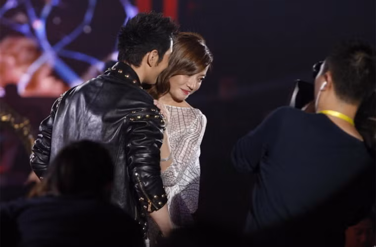 Triệu Vy e ấp nép vào người nam đồng nghiệp, chưa hết cô còn làm động tác ngả người vào cánh tay của Huỳnh Hiểu Minh khiến mọi ống kính phóng viên đổ dồn về phía họ trên sân khấu.