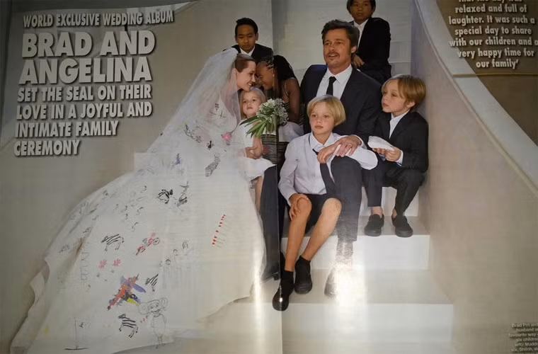 Bức ảnh cưới với đầy đủ 8 thành viên gia đình nhà Jolie-Pitt.