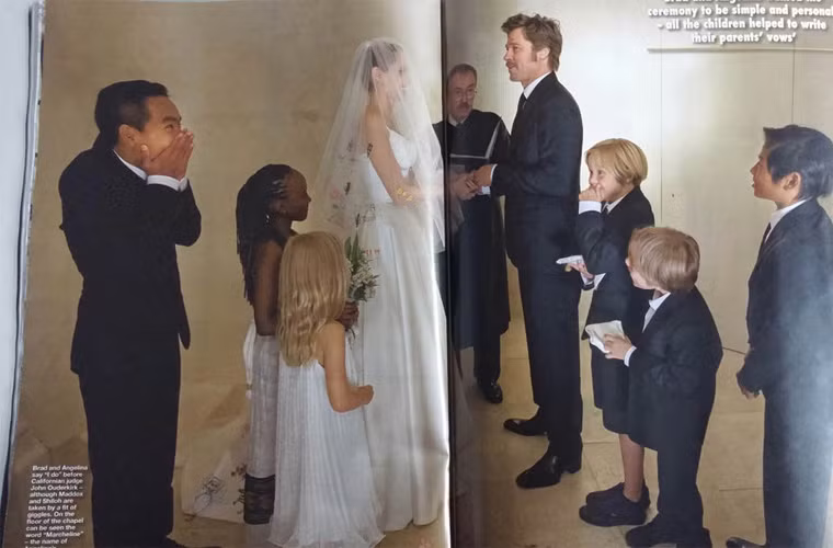 Trong chùm ảnh này, nhiếp ảnh gia đã chộp những khoảnh khắc gần gũi giữa Jolie-Pitt và các con. Khi cô dâu chú rể nói lời thề nguyền, 6 đứa con đứng bên cạnh cười rúc rích.