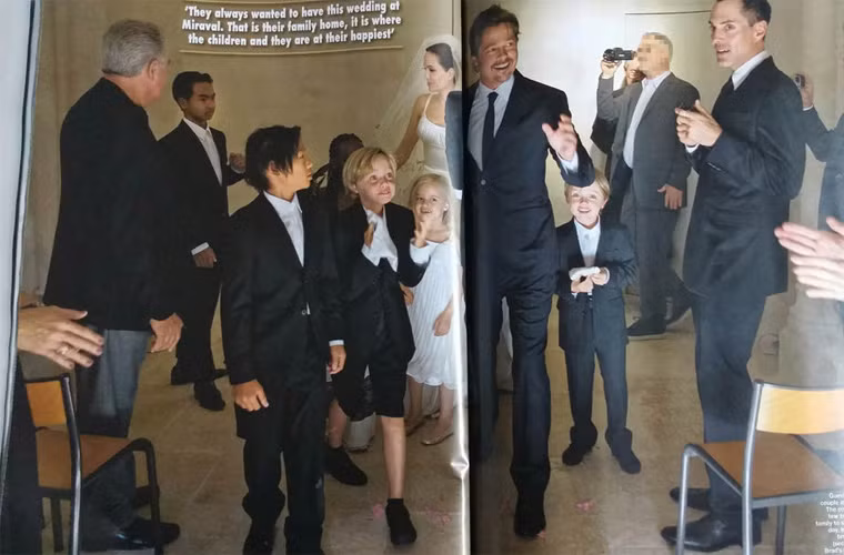 Sau bức hình đầu tiên được tạp chí People tiết lộ với hình ảnh cô dâu Angelina Jolie e ấp trong chiếc váy cưới trắng được trang trí bằng nhiều hình vẽ của 6 đứa con. Ngày hôm nay, tạp chí Hello! tung ra loạt ảnh đám cưới của hai ngôi sao này.