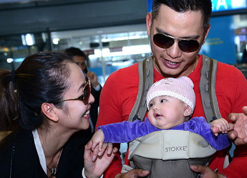 Khi chỉ vài tháng tuổi, bé Na và bố đã giống hệt nhau ở chiếc mũi và nụ cười rộng hào phóng. Jenni hạnh phúc khi ngắm em bé mà mình đi "đẻ thuê" cho nhà chồng.