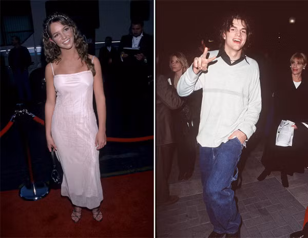 Britney Spears và Ashton Kutcher lần đầu trên thảm đỏ năm 1999 đều ngô nghê như nhau.