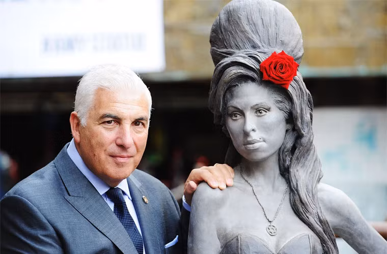 Từ một nữ ca sĩ trẻ tài năng thành một siêu sao ca nhạc quốc tế, Amy là một trong những nghệ sĩ nổi tiếng nhất Anh quốc trên trường quốc tế với 5 giải Grammy năm 2008 và nhiều giải thưởng khác.