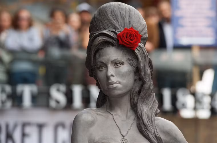 Bức tượng đồng có kích thước như người thật với chiều cao 1m75 do nghệ sĩ điêu khắc Scott Eaton tạc. Tới dự sự kiện hôm 14/9 có bố mẹ nữ ca sĩ và vài người bạn thân.