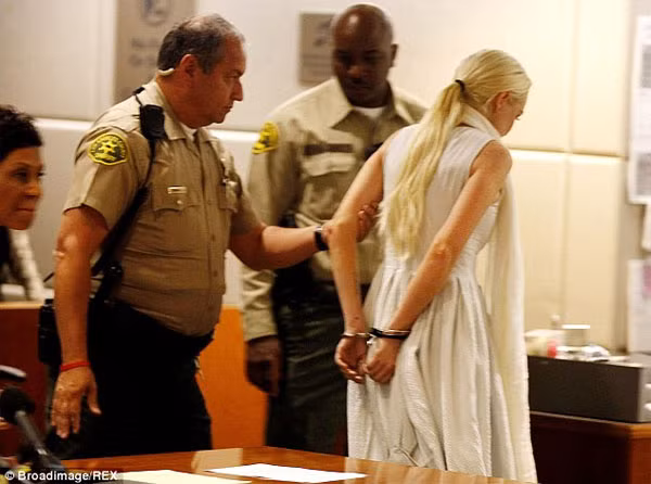 Lindsay Lohan bị còng tay trong một vụ xử tội lái xe khi đang say xỉn năm 2011.