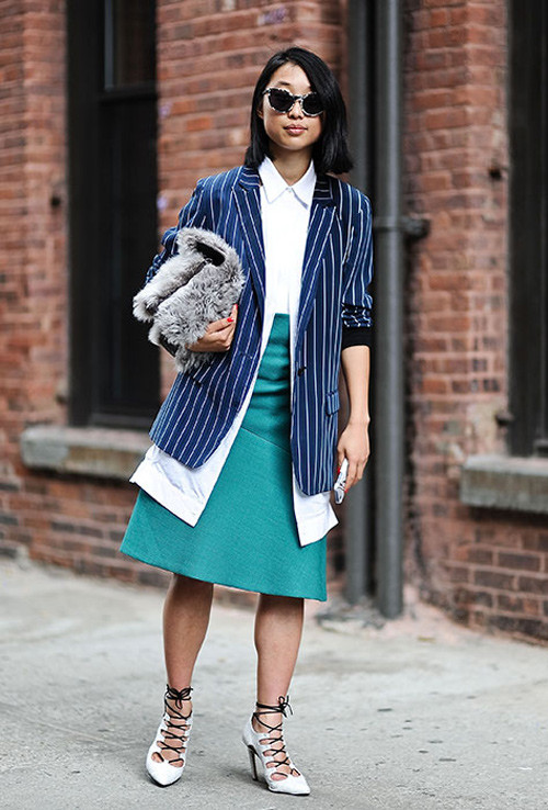 Váy Jil Sander, giày Mode Collective, kính Illesteva, túi Elizabeth &amp; James.