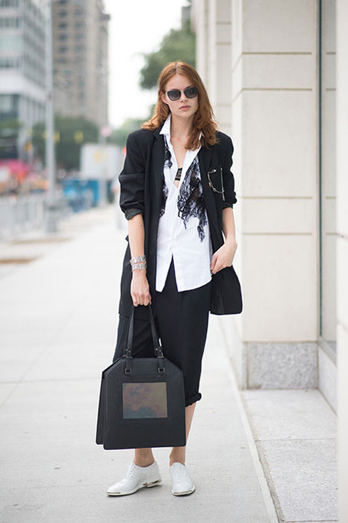 Áo khoác Jil Sander, váy Narbara Bui, túi Sydney Rogers, giày YSL, kính Garrett Light.