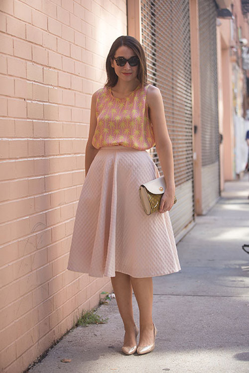 Áo Jill Stuart, váy H&amp;M, giày Loeffer Randall, kính Warby Parker, xắc tay Vintage Dior.