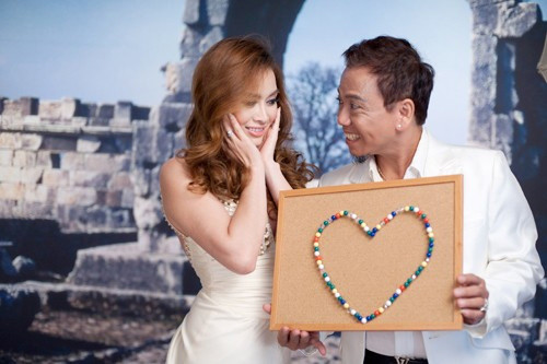 Diễn viên hài Hồng Tơ dường như trẻ ra cả chục tuổi khi đứng bên cạnh cô dâu xinh đẹp.