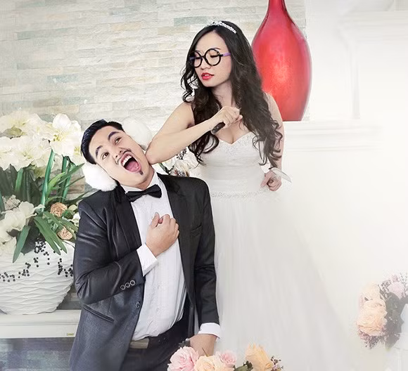 Ngoài những bức ảnh cưới đẹp lung linh, chú rể Baggio và cô dâu Quỳnh Trâm còn thực hiện những shot hình hài hước để ghi dấu khoảnh khắc đáng nhớ trước hôn lễ.