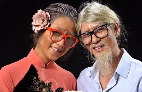 Trong bộ ảnh này, Lý Hải - Minh Hà hóa thân thành 2 cụ già tóc bạc, da đen, đeo kính lão và thậm chí đã rụng răng.