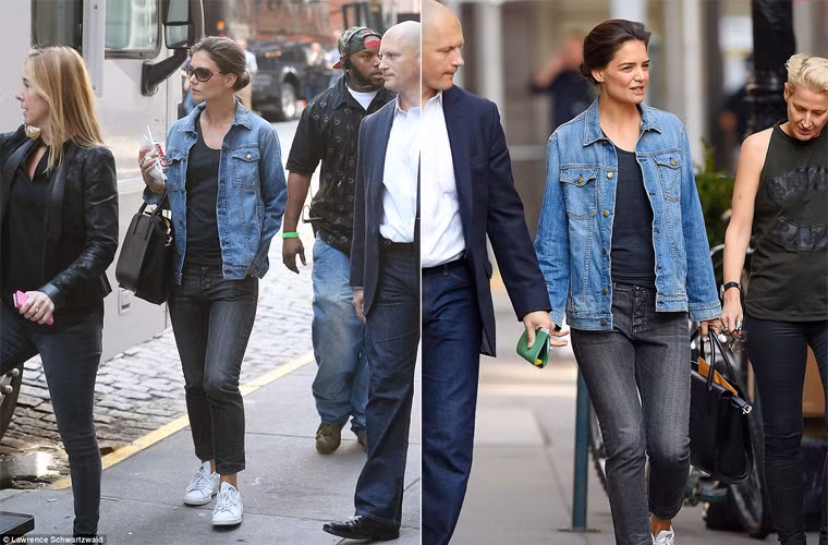 Theo sát bên cạnh Katie là nữ trợ lý và các vệ sĩ.