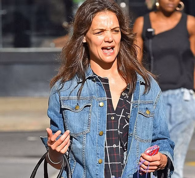 Không có lớp son phấn trang điểm, khuôn mặt của nữ diễn viên 35 tuổi lộ rõ từng cái mụn ruồi, nếp nhăn.