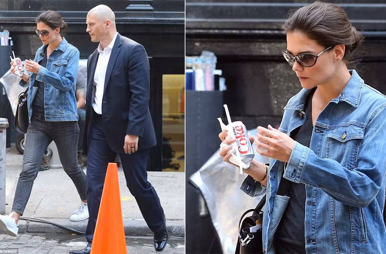 Ngôi sao "Dawson's Creek" giản dị với bộ denim, giày vải tới trường quay. Vừa đi bộ, cô tranh thủ ăn uống trước giờ làm việc.