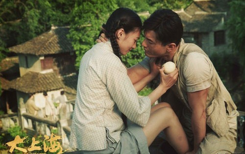 Kịch bản ban đầu của bộ phim "Đại Thượng Hải" (2013) không có bất cứ cảnh thân mật nào giữa Huỳnh Hiểu Minh và nữ diễn viên trẻ Phùng Văn Quyên. Trong quá trình quay, Huỳnh Hiểu Minh đã đề xuất cảnh hôn với lý do muốn khắc hoạ mối tình của 2 nhân vật và hấp dẫn khán giả.