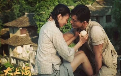 Kịch bản ban đầu của bộ phim "Đại Thượng Hải" (2013) không có bất cứ cảnh thân mật nào giữa Huỳnh Hiểu Minh và nữ diễn viên trẻ Phùng Văn Quyên. Trong quá trình quay, Huỳnh Hiểu Minh đã đề xuất cảnh hôn với lý do muốn khắc hoạ mối tình của 2 nhân vật và hấp dẫn khán giả.